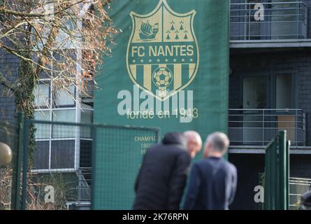 Tifosi, giornalisti e gendarmes sono di fronte al centro di formazione del FC Nantes. I giocatori lasciano il centro di allenamento dopo aver appreso le notizie sulla scomparsa dell'attaccante argentino Emiliano Sala che volava a Cardiff City a bordo di un piccolo aereo dopo per il club. Foto Stock