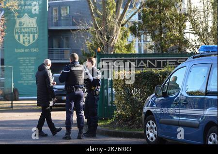 Tifosi, giornalisti e gendarmes sono di fronte al centro di formazione del FC Nantes. I giocatori lasciano il centro di allenamento dopo aver appreso le notizie sulla scomparsa dell'attaccante argentino Emiliano Sala che volava a Cardiff City a bordo di un piccolo aereo dopo per il club. Foto Stock