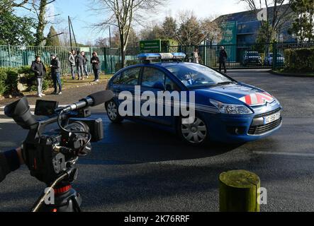 Tifosi, giornalisti e gendarmes sono di fronte al centro di formazione del FC Nantes. I giocatori lasciano il centro di allenamento dopo aver appreso le notizie sulla scomparsa dell'attaccante argentino Emiliano Sala che volava a Cardiff City a bordo di un piccolo aereo dopo per il club. Foto Stock