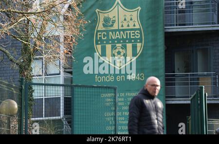 Tifosi, giornalisti e gendarmes sono di fronte al centro di formazione del FC Nantes. I giocatori lasciano il centro di allenamento dopo aver appreso le notizie sulla scomparsa dell'attaccante argentino Emiliano Sala che volava a Cardiff City a bordo di un piccolo aereo dopo per il club. Foto Stock