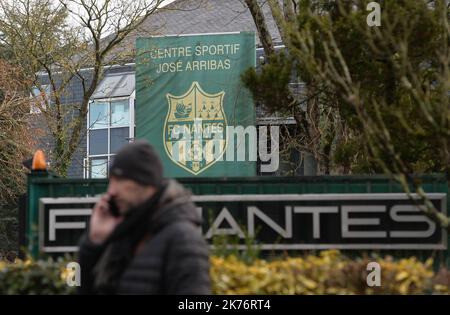 Tifosi, giornalisti e gendarmes sono di fronte al centro di formazione del FC Nantes. I giocatori lasciano il centro di allenamento dopo aver appreso le notizie sulla scomparsa dell'attaccante argentino Emiliano Sala che volava a Cardiff City a bordo di un piccolo aereo dopo per il club. Foto Stock