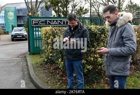 Tifosi, giornalisti e gendarmes sono di fronte al centro di formazione del FC Nantes. I giocatori lasciano il centro di allenamento dopo aver appreso le notizie sulla scomparsa dell'attaccante argentino Emiliano Sala che volava a Cardiff City a bordo di un piccolo aereo dopo per il club. Foto Stock