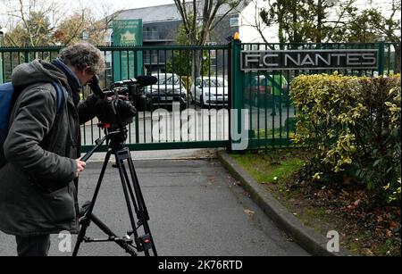 Tifosi, giornalisti e gendarmes sono di fronte al centro di formazione del FC Nantes. I giocatori lasciano il centro di allenamento dopo aver appreso le notizie sulla scomparsa dell'attaccante argentino Emiliano Sala che volava a Cardiff City a bordo di un piccolo aereo dopo per il club. Foto Stock