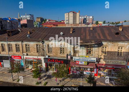 KARS, TURCHIA - 18 LUGLIO 2019: Case con negozi a Kars, Turchia Foto Stock