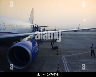 Kolkata, Bengala Occidentale, India - 3rd Dicembre 2019 : il volo Indigo è pronto per la partenza al porto aereo di Kolkata. Pista di volo dell'aeroporto Bose di Netaji Subhas. Foto Stock