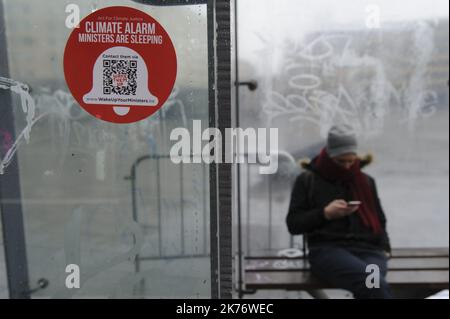 Campagna pubblicitaria "ACT for Climate Justice", un movimento cittadino, che sostiene azioni di disobbedienza civile per una maggiore giustizia sociale e climatica. Poster e adesivi sono stati bloccati in diverse città, tra cui Bruxelles, per chiamare i cittadini a "svegliare" i loro ministri. Foto Stock