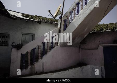 Alcune cannabis si asciugano in cima ad una casa a Bab Berred, Marocco, 7th 2017 luglio Foto Stock