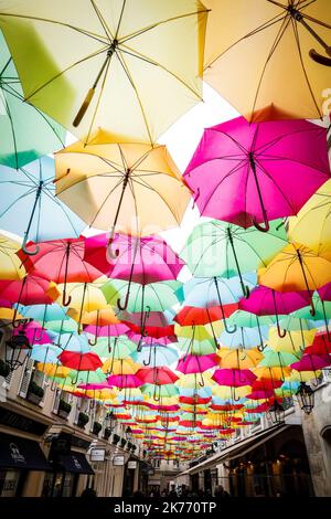 Cielo di ombrelloni colorati installato a le Village Royal a Parigi Foto Stock