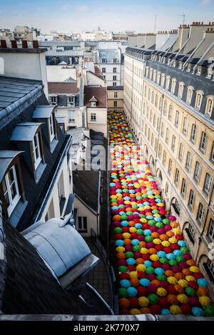 Cielo di ombrelloni colorati installato a le Village Royal a Parigi Foto Stock