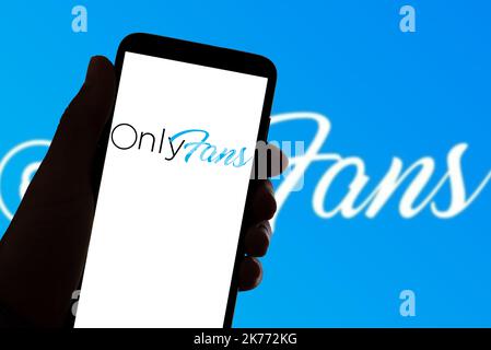 Spagna. 04th Nov 2021. In questa immagine, il logo dell'app Onlyfans si trova sullo schermo di un telefono cellulare e su un computer portatile sullo sfondo. Credit: SOPA Images Limited/Alamy Live News Foto Stock