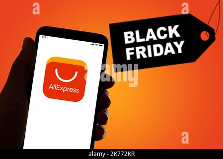 Spagna. 04th Nov 2021. In questa illustrazione, l'applicazione per lo shopping AliExpress visualizzata sullo smartphone con il logo "Black Friday" sullo sfondo. Credit: SOPA Images Limited/Alamy Live News Foto Stock