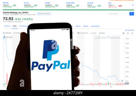 Spagna. 04th Nov 2021. In questa foto, il logo Paypal dell'app Paypal per pagamenti online e operazioni bancarie è visualizzato sullo schermo di un telefono cellulare e su un computer portatile sullo sfondo. Credit: SOPA Images Limited/Alamy Live News Foto Stock