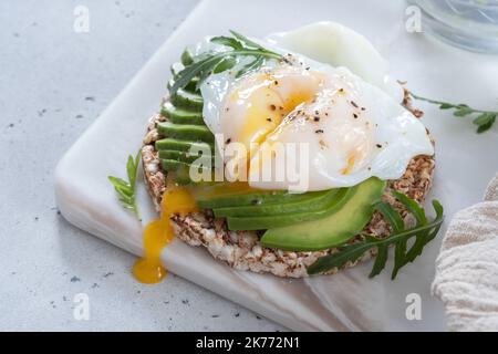 Uovo in camicia su pane tostato integrale marrone Foto Stock