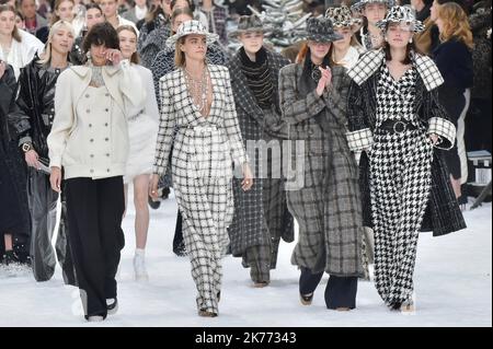 Cara Delevingne e altri modelli camminano sulla pista durante lo spettacolo Chanel come parte della settimana della moda di Parigi Womenswear Autunno/Inverno 2019 2020 il 05 marzo 2019 a Parigi, Francia. Foto Stock