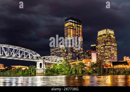 Bellissimo mago del famoso ponte pedonale del centro di Nashville sul lungofiume che mostra la storica attrazione turistica incorniciata contro il cielo nuvoloso a n Foto Stock