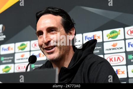 Unai Emery e Matteo Guendouzi durante una conferenza stampa dell'Arsenale Foto Stock