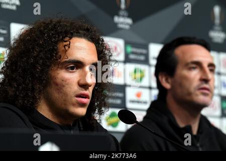 Unai Emery e Matteo Guendouzi durante una conferenza stampa dell'Arsenale Foto Stock