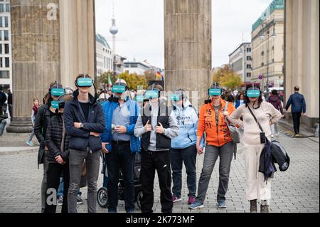 15.10.2022, Berlino, Germania, Europa - Un gruppo turistico con visore VR durante un tour della città da parte del tour operator Timeride alla porta di Brandeburgo. Foto Stock