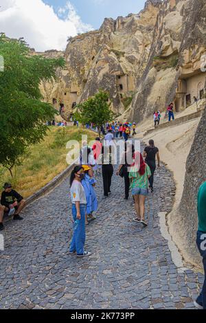 GOREME, TURCHIA - 19 LUGLIO 2019: I turisti visitano il museo all'aperto di Goreme in Cappadocia, Turchia Foto Stock