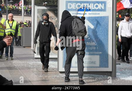 Una visione generale dei manifestanti di gilet giallo in Francia, mentre le proteste continuano fino alla loro 17th settimana. Foto Stock