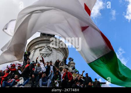 Rally della diaspora algerina su Place de la Republique contro il mandato 5th del presidente Bouteflika. Foto Stock