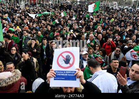 Rally della diaspora algerina su Place de la Republique contro il mandato 5th del presidente Bouteflika. Foto Stock