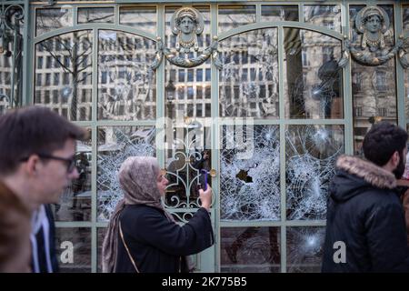 Il ministro francese degli interni Christophe Castaner visita gli Champs Elysees per incontrare i membri delle forze di polizia e guarda i danni alla strada dopo la protesta dei 'giubbotti gialli' un giorno prima, accanto agli Champs Elysees a Parigi, in Francia, il 17 marzo 2019. I cosiddetti 'gilet jaunes' (giubbotti gialli) sono un movimento di protesta, che secondo quanto riferito non ha alcuna affiliazione politica, sta protestando in tutta la nazione per gli alti prezzi del carburante. Foto Stock