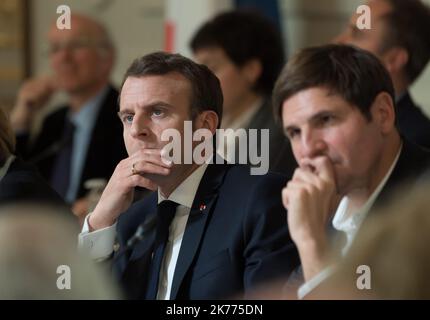 Grand debat National : echange avec des intellectuels Emmanuel Macron e Yann Algan. Il presidente francese Emmanuel Macron partecipa al grande dibattito con gli intellettuali di Elysee Palace. FRANCIA-18/03/2019 Foto Stock