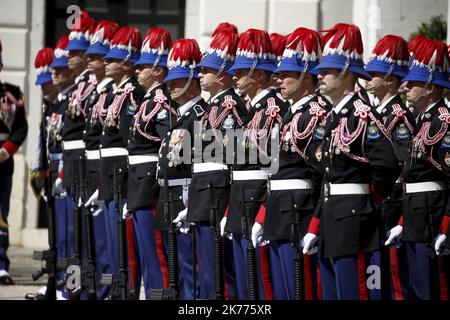 Il principe Alberto II di Monaco e sua moglie la principessa Charlene accolgono il presidente cinese Xi Jinping mentre arriva per una visita di stato di un giorno al Palazzo di Monaco a Monaco Foto Stock