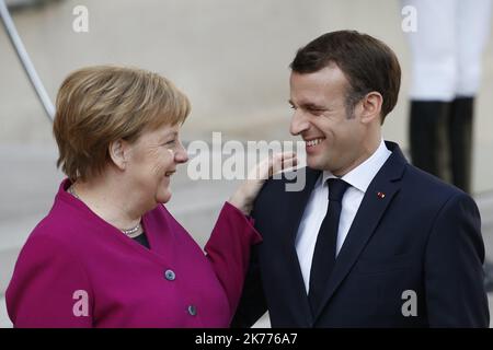 Il Presidente francese Emmanuel Macron accoglie con favore la cancelliera tedesca Angela Merkel per i colloqui sulla costruzione di una nuova governance globale con il Presidente cinese e il Presidente della Commissione europea al Palazzo Elysee di Parigi. 26.03.2019 Foto Stock