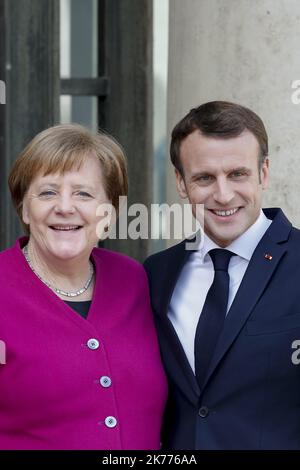 Il Presidente francese Emmanuel Macron accoglie con favore la cancelliera tedesca Angela Merkel per i colloqui sulla costruzione di una nuova governance globale con il Presidente cinese e il Presidente della Commissione europea al Palazzo Elysee di Parigi. 26.03.2019 Foto Stock