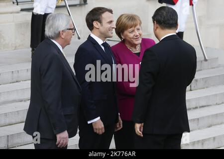 Il presidente della Commissione europea Jean-Claude Junker, il presidente francese Emmanuel Macron, la cancelliera tedesca Angela Merkel e il presidente cinese Xi Jinping si riuniscono per un colloquio per costruire una nuova governance globale al Palazzo Elysee di Parigi. 26.03.2019 Foto Stock