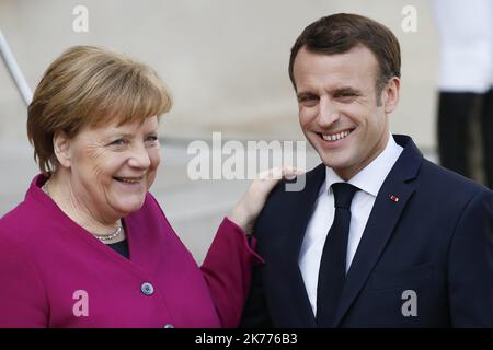 Il Presidente francese Emmanuel Macron accoglie con favore la cancelliera tedesca Angela Merkel per i colloqui sulla costruzione di una nuova governance globale con il Presidente cinese e il Presidente della Commissione europea al Palazzo Elysee di Parigi. 26.03.2019 Foto Stock