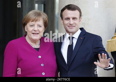 Il Presidente francese Emmanuel Macron accoglie con favore la cancelliera tedesca Angela Merkel per i colloqui sulla costruzione di una nuova governance globale con il Presidente cinese e il Presidente della Commissione europea al Palazzo Elysee di Parigi. 26.03.2019 Foto Stock