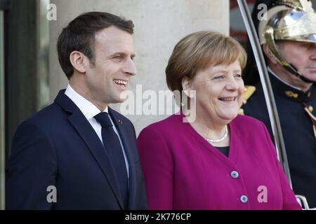 Il Presidente francese Emmanuel Macron accoglie con favore la cancelliera tedesca Angela Merkel per i colloqui sulla costruzione di una nuova governance globale con il Presidente cinese e il Presidente della Commissione europea al Palazzo Elysee di Parigi. 26.03.2019 Foto Stock