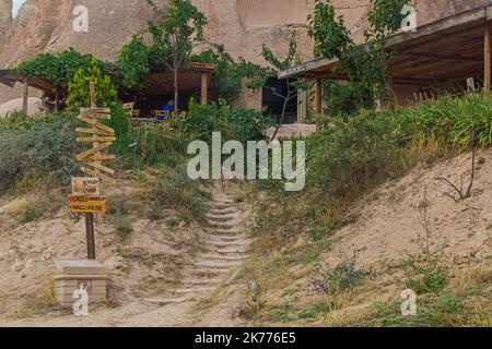 GOREME, TURCHIA - 19 LUGLIO 2019: Piccolo caffè rurale in Cappadocia, Turchia Foto Stock