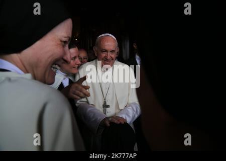 Papa Francesco ha celebrato la Messa nel complesso Moulay Abdallah di Rabat, capitale del Marocco, Davanti a diverse migliaia di fedeli.©Manoel Penicaud / le Pictorium/MAXPPP - Manoel Penicaud / le Pictorium - Maroc / Rabat / Rabat - le Pape Francois una celebrità une messe au complexe Moulay Abdallah de Rabat, la capitale du Maroc devant plusieurs milliers de fideles. / Marocco / Rabat / Rabat - Papa Francesco ha celebrato la Messa nel complesso Moulay Abdallah di Rabat, capitale del Marocco, davanti a diverse migliaia di fedeli. Foto Stock