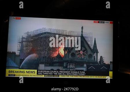 ©PHOTOPQR/LE PARISIEN/Philippe Lavieille ; PARIGI 15/04/2019 INCENDIE A NOTRE DAME DE PARIS / TELEVISIONE Parigi, Francia, aprile 15th 2019 - l'incendio ha devastato il luogo più turistico di Parigi, la chiesa di Notre Dame de Paris. Foto Stock