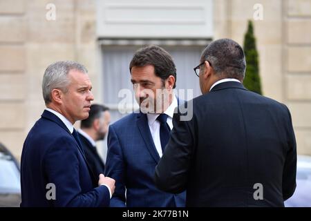 Laurent Nunez, Secretaire d'Etat, aupres du Ministre de l'interieur , Francois de Rugy, le Ministre de la Transition Ecologique et solidaire et Christophe Castaner, le Ministre de l'interieur (C) en sortie du Conseil des Ministres / 24/04/2019 - Francia / Ile-de-France (regione) / Parigi - Segretario di Stato, Laurent Nunez, Al Ministro dell'interno, Francois de Rugy, al Ministro della transizione ecologica e solidale e a Christophe Castaner, al Ministro dell'interno (C) del Consiglio dei Ministri Foto Stock