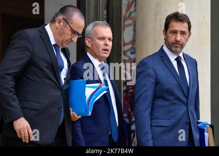 Laurent Nunez, Secretaire d'Etat, aupres du Ministre de l'interieur (L), Francois de Rugy, le Ministre de la Transition Ecologique et solidaire (C) et Christophe Castaner, le Ministre de l'interieur (R) en sortie du Conseil des Ministres / 24/04/2019 - Francia / Ile-de-France (region, Laurent - Paris) Segretario di Stato, al Ministro dell'interno (L), Francois de Rugy, al Ministro della transizione ecologica e di solidarietà (C) e a Christophe Castaner, al Ministro dell'interno (R) Foto Stock