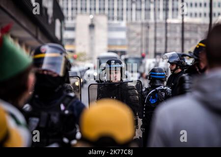 Manifestazione del 1 maggio a Parigi si sono tenuti regolarmente scontri tra blocchi neri e forze dell'ordine Foto Stock