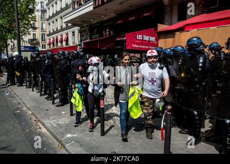 Manifestazione del 1 maggio a Parigi si sono tenuti regolarmente scontri tra blocchi neri e forze dell'ordine Foto Stock