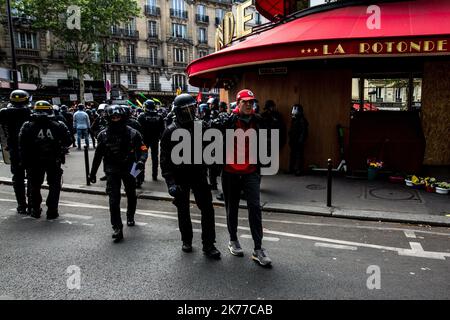 Manifestazione del 1 maggio a Parigi si sono tenuti regolarmente scontri tra blocchi neri e forze dell'ordine Foto Stock