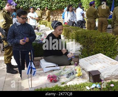 Un soldato israeliano siede accanto alle tombe dei soldati caduti nel Mt. Cimitero militare di Herzl a Gerusalemme, in occasione della Giornata della memoria di Israele per i soldati e le vittime del terrore, 8 maggio 2019. Migliaia di israeliani si sono riuniti in cimiteri militari in tutto il paese per ricordare 23.741 soldati e 3.150 vittime del terrorismo. Foto Stock