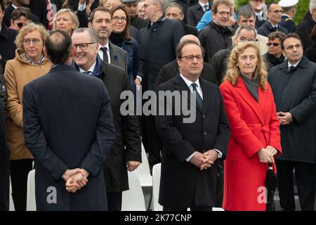 Il ministro francese del lavoro Muriel Penicaud, il primo ministro francese Edouard Philippe, il presidente dell'Assemblea nazionale Richard Ferrand, il ministro francese degli interni Christophe Castaner, il ministro francese degli affari europei Amelie de Montchalin, l'ex presidente francese Francois Hollande e il ministro francese della giustizia Nicole Belloubet . Il presidente francese Emmanuel Macron partecipa a una cerimonia che celebra il 74th° anniversario della vittoria della seconda guerra mondiale in Europa all'Arco di Trionfo. Parigi, FRANCIA-08/05/2019 POOL/Jacques Witt/MAXPPP Foto Stock