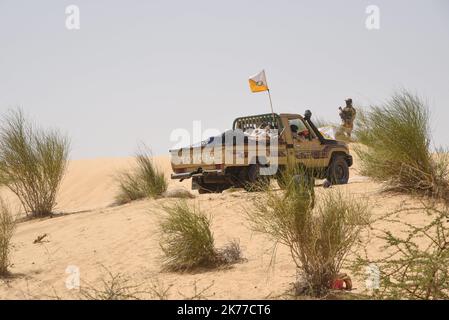 Anche i veicoli dell'HCUA (High Council for the Azawad Unit) sono venuti a proteggere l'area. A Koygouma (distretto di Goundam, comune di Gargando) nella regione di Timbuktu, l'HCUA, membro del CMA (coordinamento del movimento di Azawad) è molto presente. Questo gruppo ribelle, firmatario degli accordi di pace di Algeri, composto per lo più da dissidenti di Ansar Dine, viene spesso criticato per il suo "doppio gioco" con i jihadisti di Ansar Dine e per la sua vicinanza a Iyad AG Ghali. Foto Stock