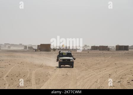 Anche i veicoli dell'HCUA (High Council for the Azawad Unit) sono venuti a proteggere l'area. A Koygouma (distretto di Goundam, comune di Gargando) nella regione di Timbuktu, l'HCUA, membro del CMA (coordinamento del movimento di Azawad) è molto presente. Questo gruppo ribelle, firmatario degli accordi di pace di Algeri, composto per lo più da dissidenti di Ansar Dine, viene spesso criticato per il suo "doppio gioco" con i jihadisti di Ansar Dine e per la sua vicinanza a Iyad AG Ghali. Foto Stock