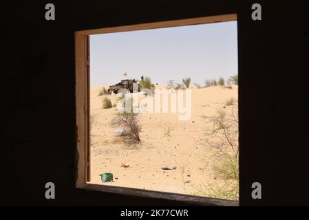 Anche i veicoli dell'HCUA (High Council for the Azawad Unit) sono venuti a proteggere l'area. A Koygouma (distretto di Goundam, comune di Gargando) nella regione di Timbuktu, l'HCUA, membro del CMA (coordinamento del movimento di Azawad) è molto presente. Questo gruppo ribelle, firmatario degli accordi di pace di Algeri, composto per lo più da dissidenti di Ansar Dine, viene spesso criticato per il suo "doppio gioco" con i jihadisti di Ansar Dine e per la sua vicinanza a Iyad AG Ghali. Foto Stock