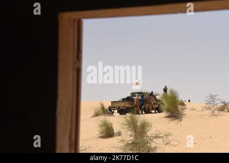 Anche i veicoli dell'HCUA (High Council for the Azawad Unit) sono venuti a proteggere l'area. A Koygouma (distretto di Goundam, comune di Gargando) nella regione di Timbuktu, l'HCUA, membro del CMA (coordinamento del movimento di Azawad) è molto presente. Questo gruppo ribelle, firmatario degli accordi di pace di Algeri, composto per lo più da dissidenti di Ansar Dine, viene spesso criticato per il suo "doppio gioco" con i jihadisti di Ansar Dine e per la sua vicinanza a Iyad AG Ghali. Foto Stock