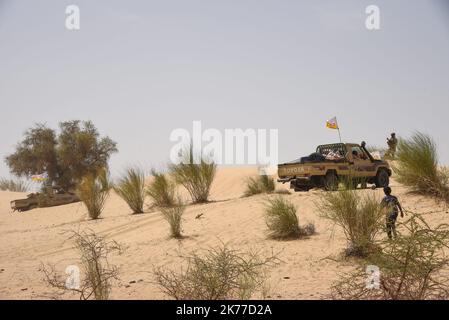 Anche i veicoli dell'HCUA (High Council for the Azawad Unit) sono venuti a proteggere l'area. A Koygouma (distretto di Goundam, comune di Gargando) nella regione di Timbuktu, l'HCUA, membro del CMA (coordinamento del movimento di Azawad) è molto presente. Questo gruppo ribelle, firmatario degli accordi di pace di Algeri, composto per lo più da dissidenti di Ansar Dine, viene spesso criticato per il suo "doppio gioco" con i jihadisti di Ansar Dine e per la sua vicinanza a Iyad AG Ghali. Foto Stock